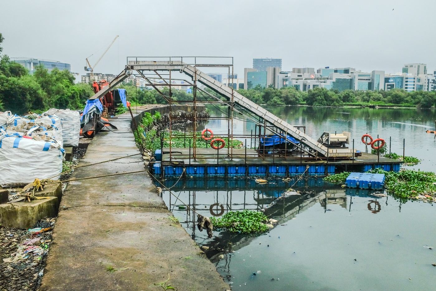 Semi-automated collector on the Mithi River in Mumbai