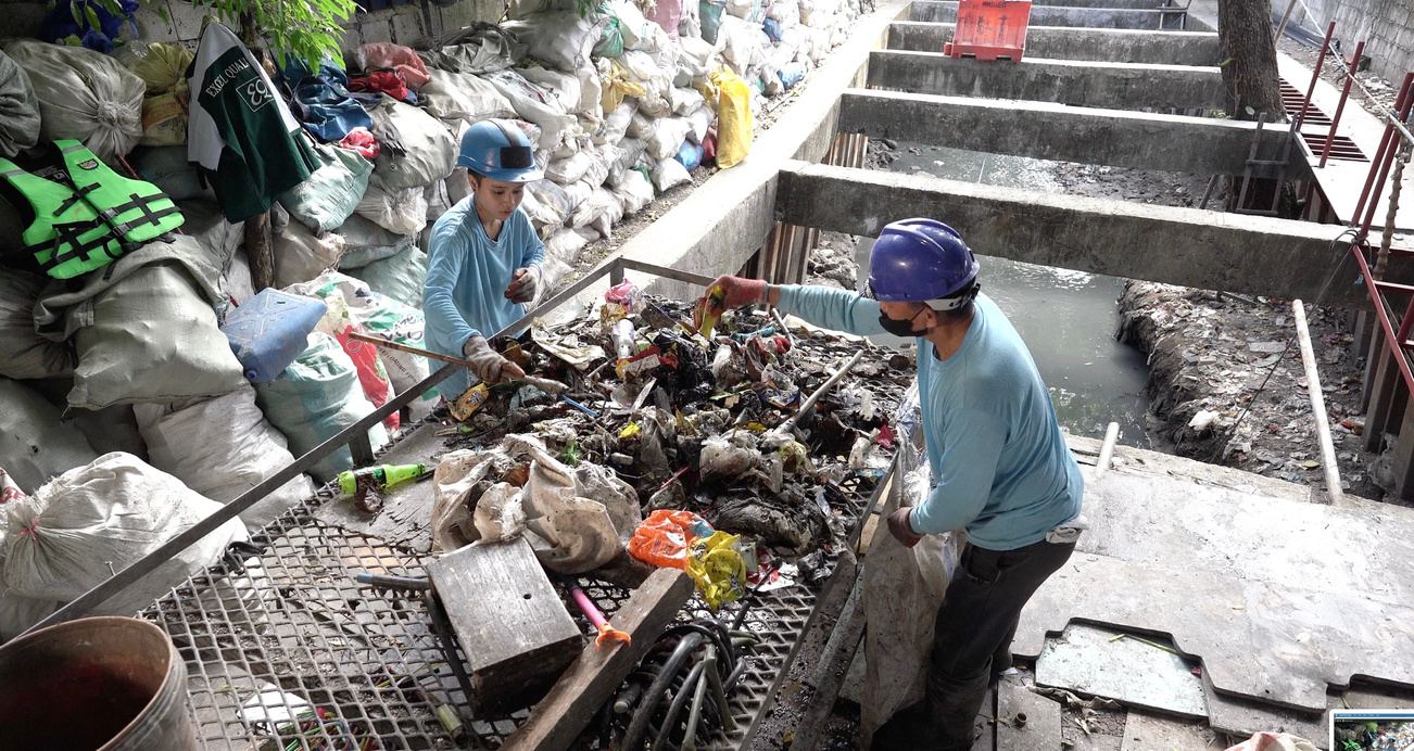 Sorters at a waste conveyor in the Philippines
